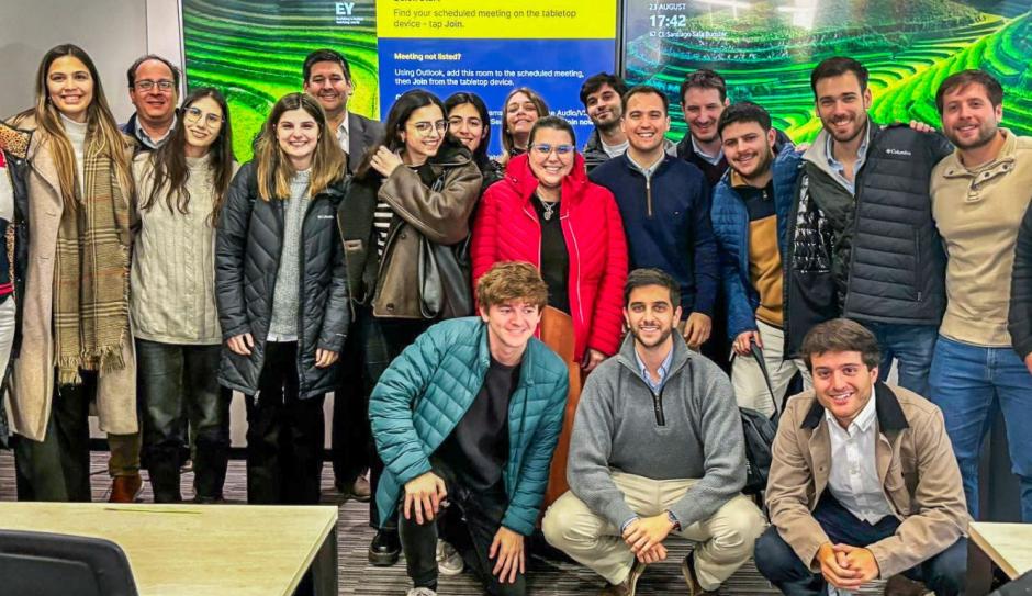 Estudiantes y graduados  de la Maestría en Ciencia de Datos viajaron a Chile para visitar  empresas como Google y Scotiabank