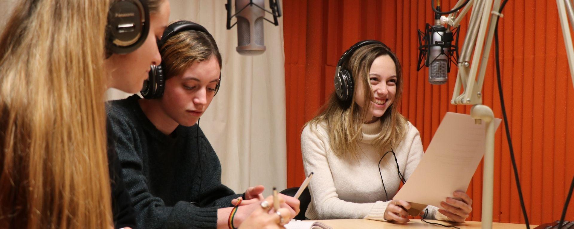 Preuniversitarios en el estudio de radio