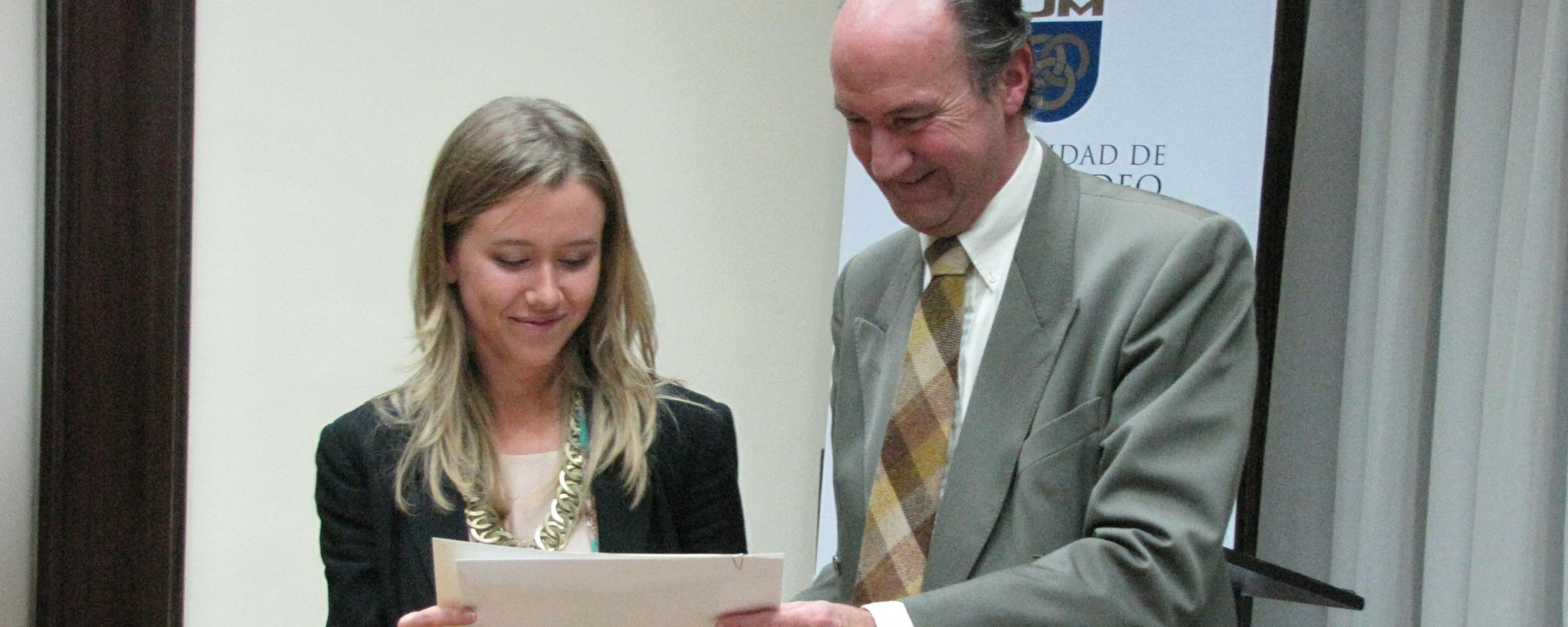 Victoria Narancio junto al decano de Facultad de Derecho Dr. Nicolás Etcheverry.