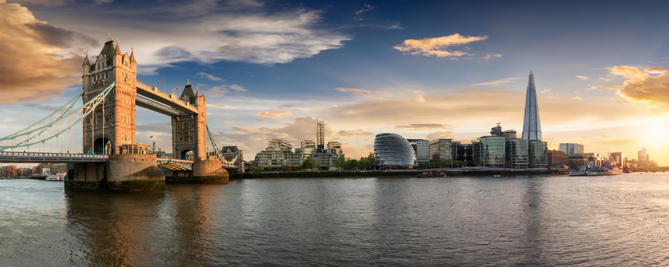 El puente de Londres y vista parcial de la ciudad.