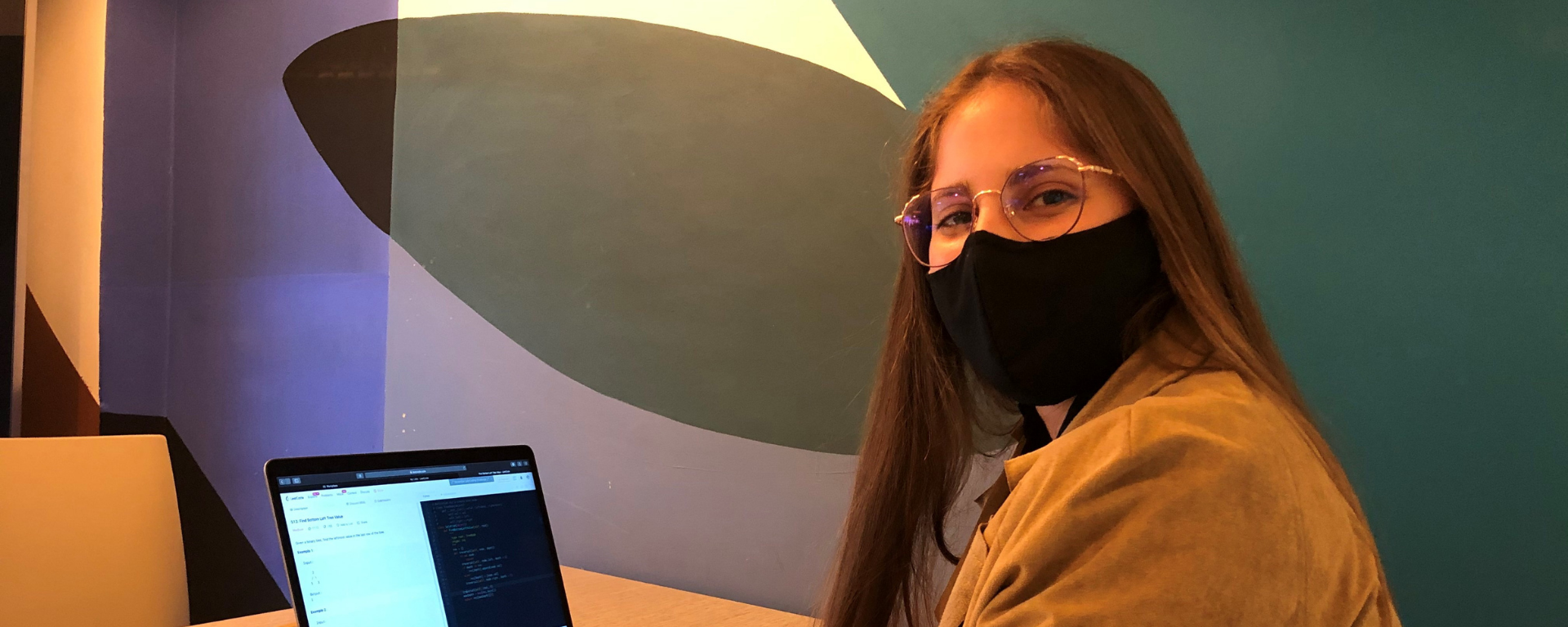 La estudiante de la UM en la cantina de la universidad frente su computadora.