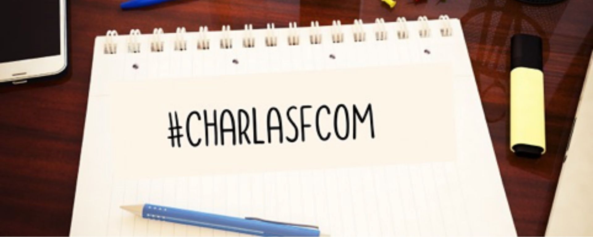 Frase "#CharlasFCOM" en un bloc de hojas