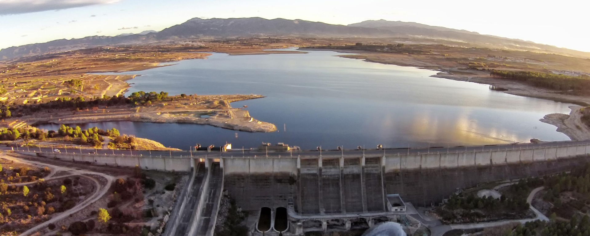 Lago y represa de agua. 