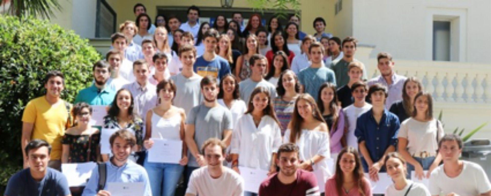 Grupo de preuniversitarios becados