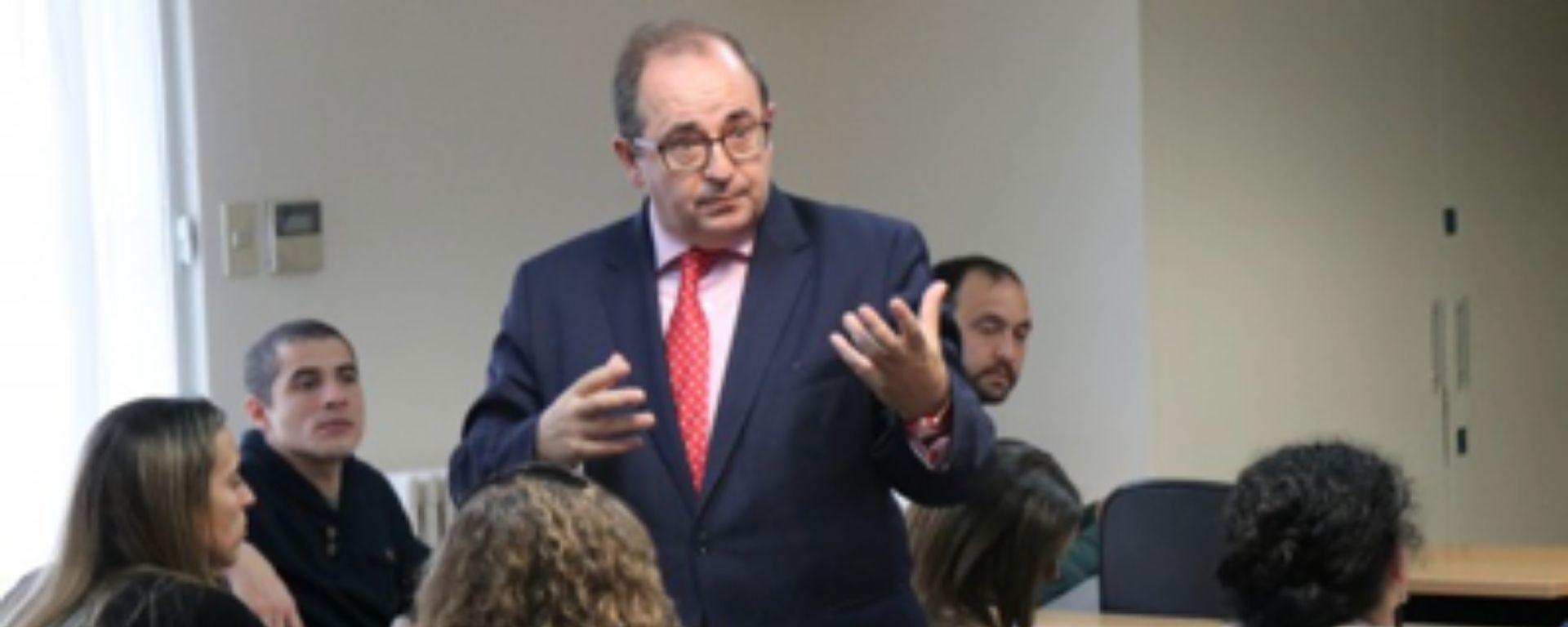 El Dr. Carlos Centeno dictando su clase