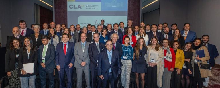 La UM co-organizó la Conferencia Latinoamericana de Arbitraje 2022. En la foto, todos los participantes posan en grupo.